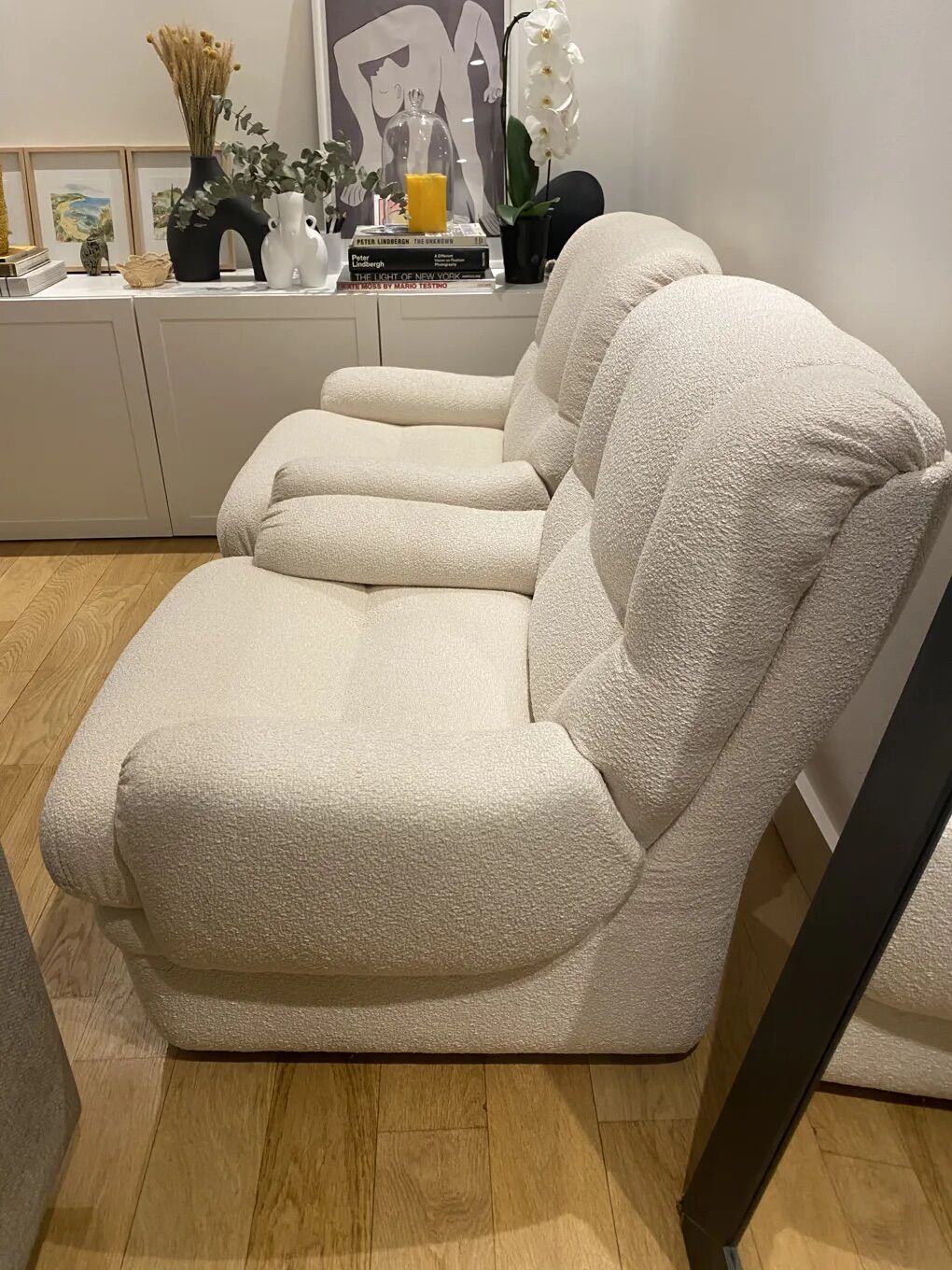 2 armchairs lined with buckle