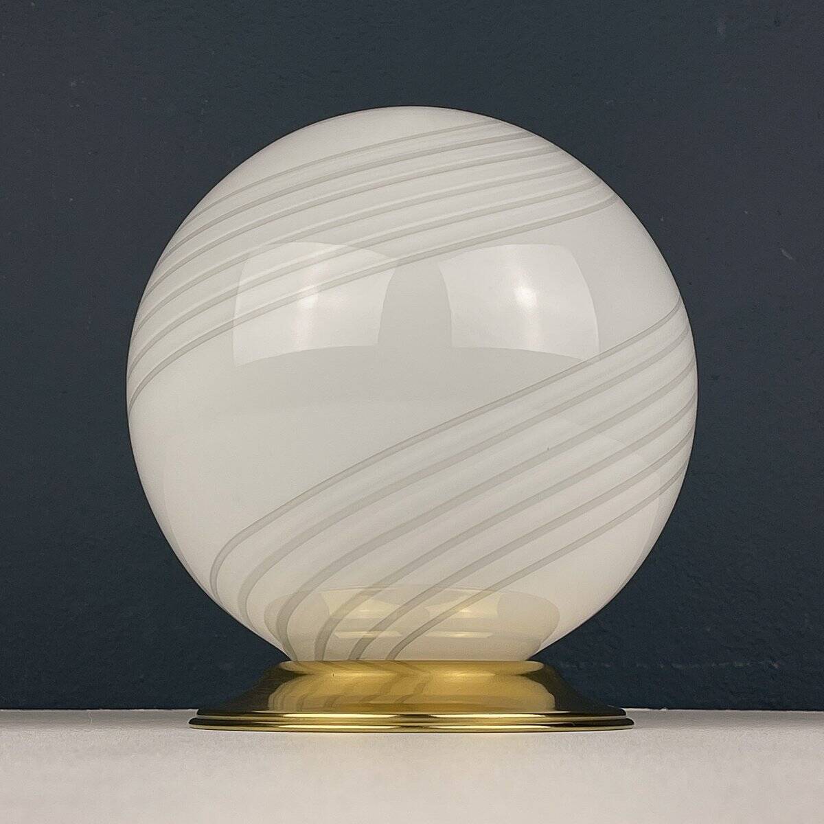 Vintage table lamp in white Murano glass, Italy, 1970s.