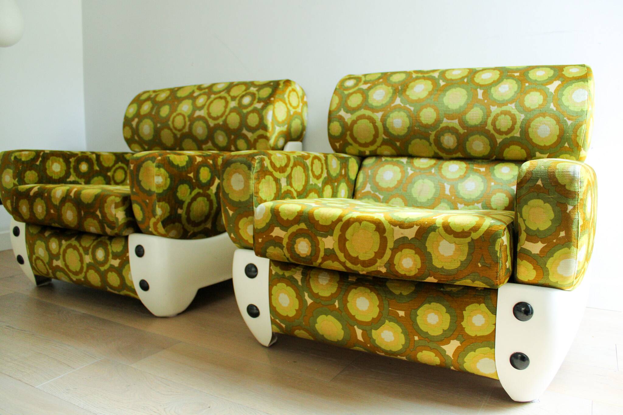 A pair of vintage mid-century modern arm chairs - Italy 1970s