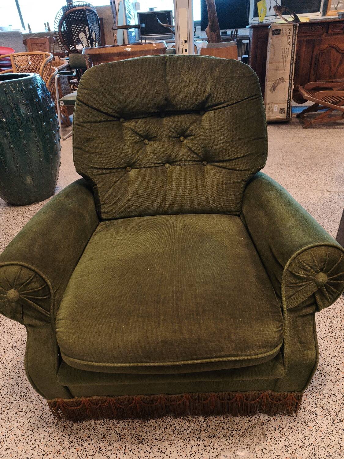 Olive green crapaud armchair L’olive