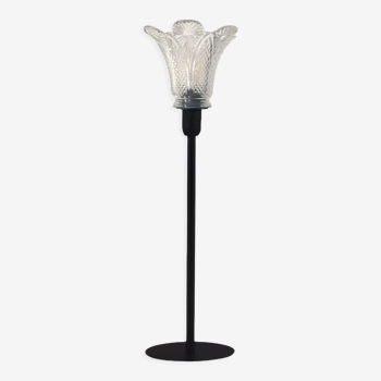 Table lamp with a flower lampshade with geometric patterns, in the art deco style