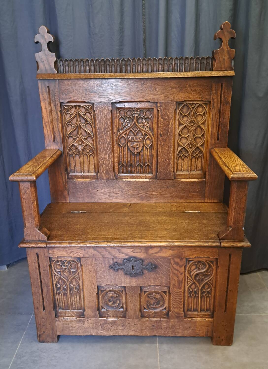 Fauteuil coffre néogothique en chêne
