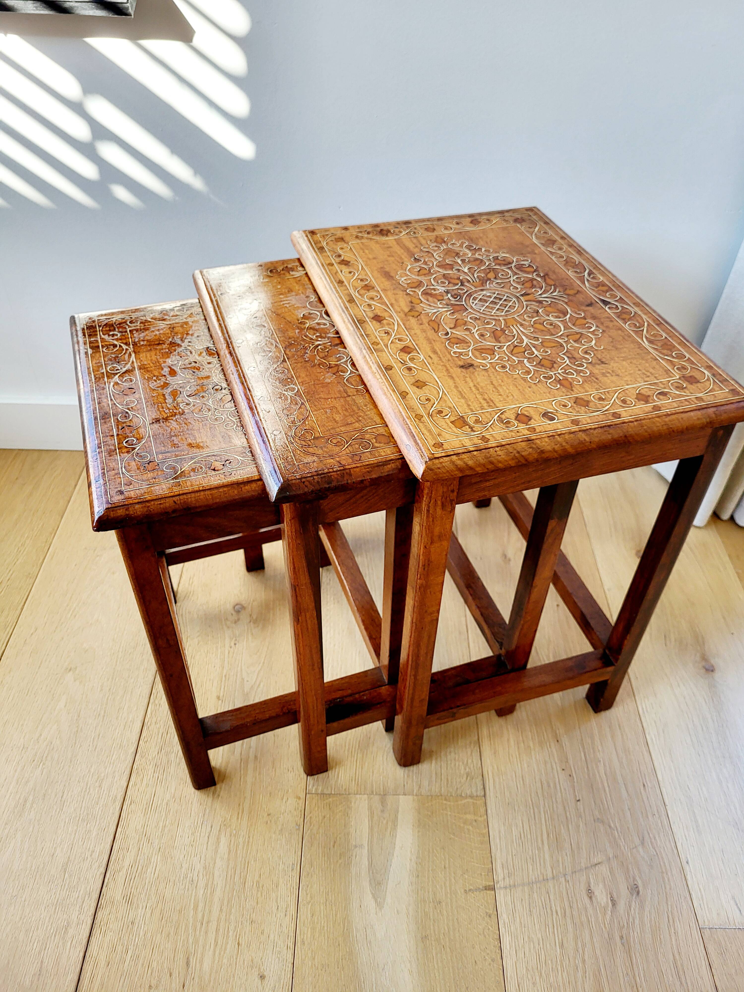 Ensemble de tables d'appoint ou tables gigognes vintage, 3 pièces, motif bois incrusté