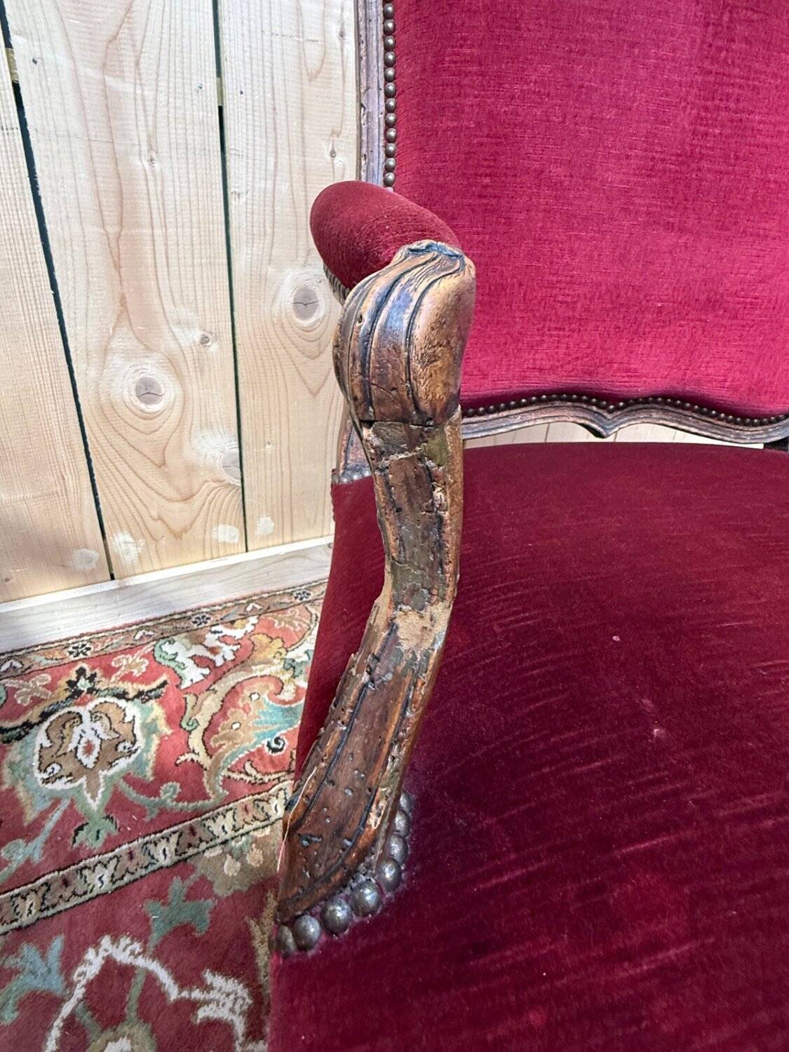 Pair of armchairs from the Louis XV period – Carved wood, burgundy velvet