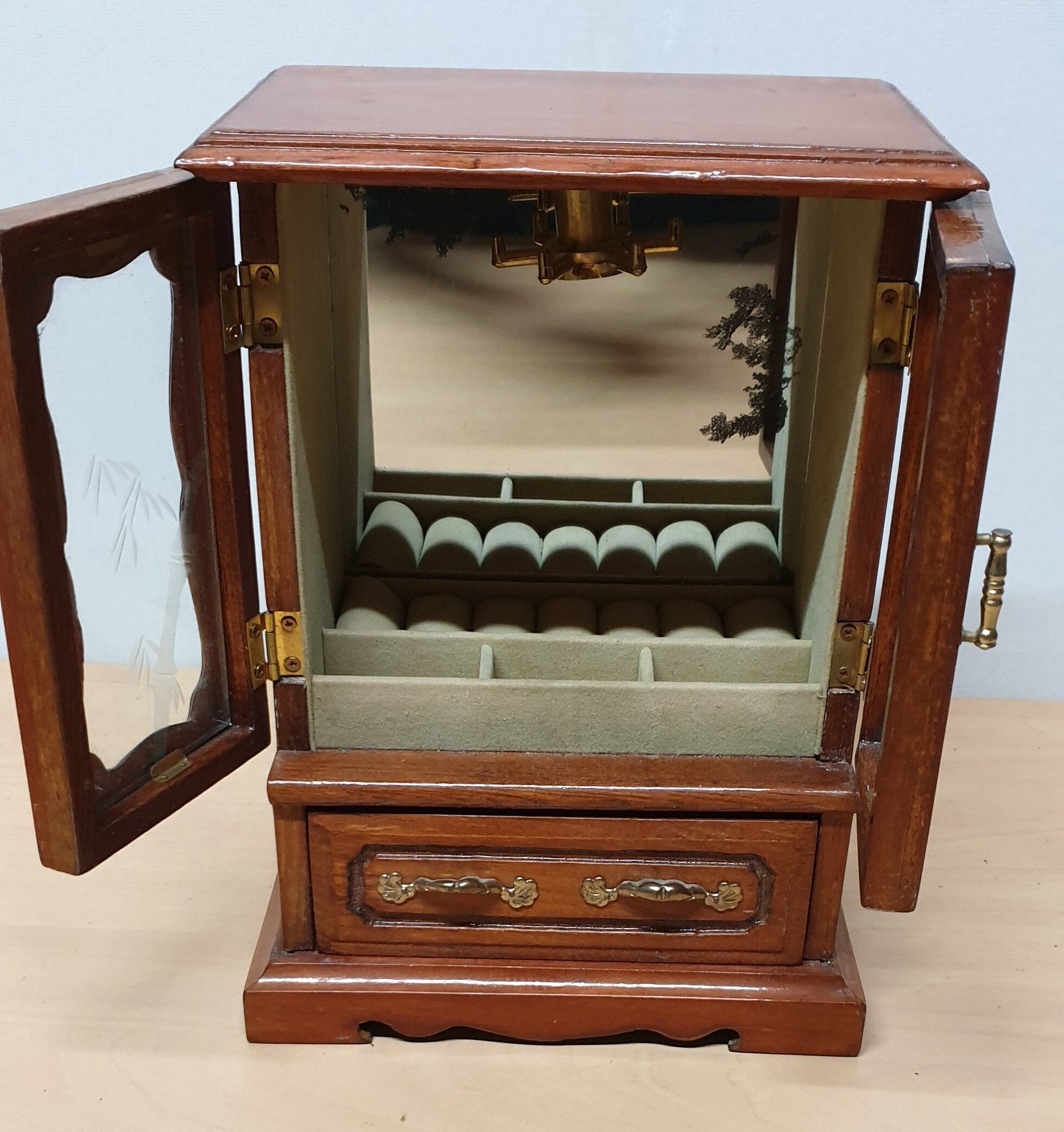Jewelry box