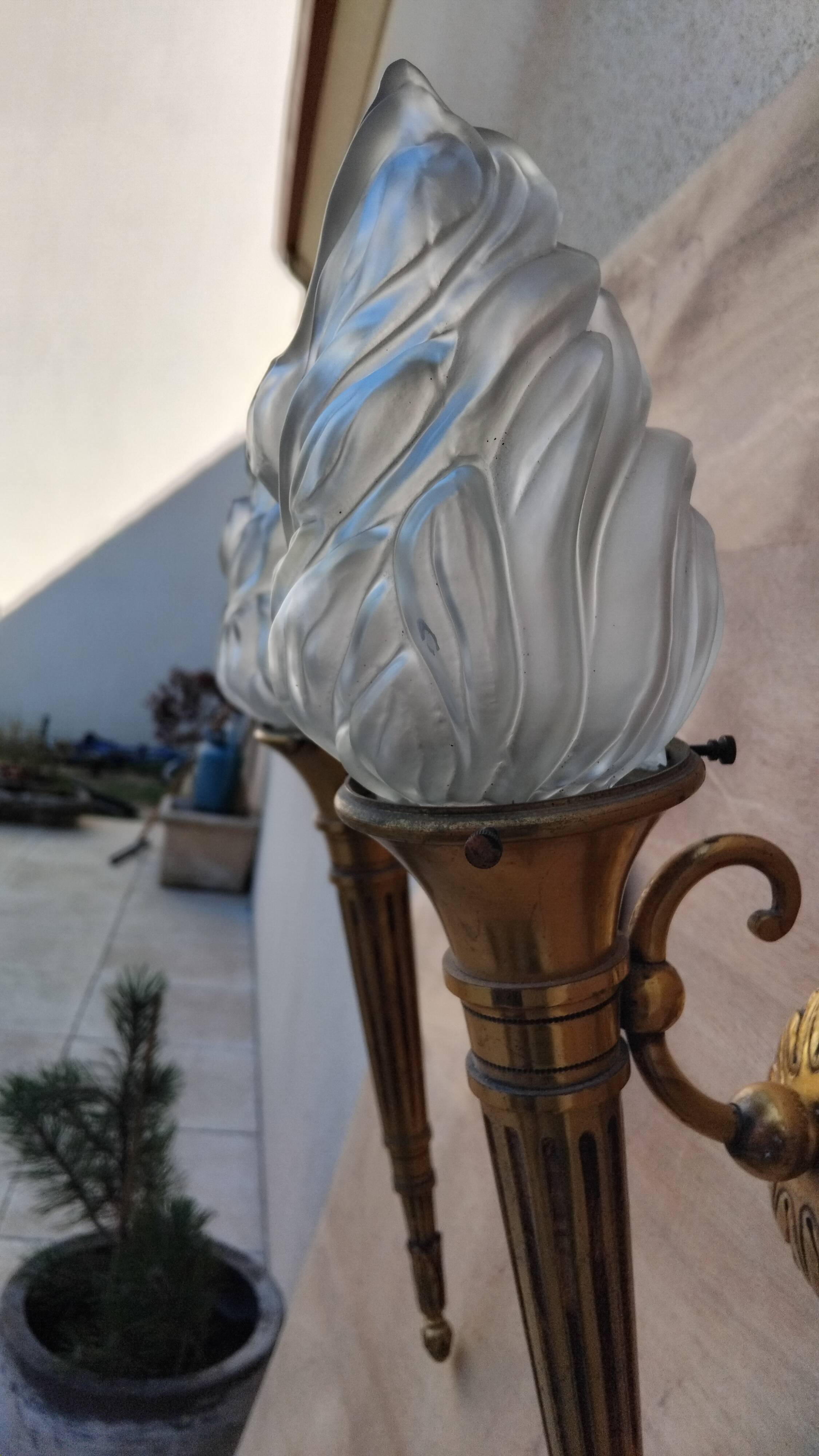 Paire d'appliques flambeau vintage en bronze