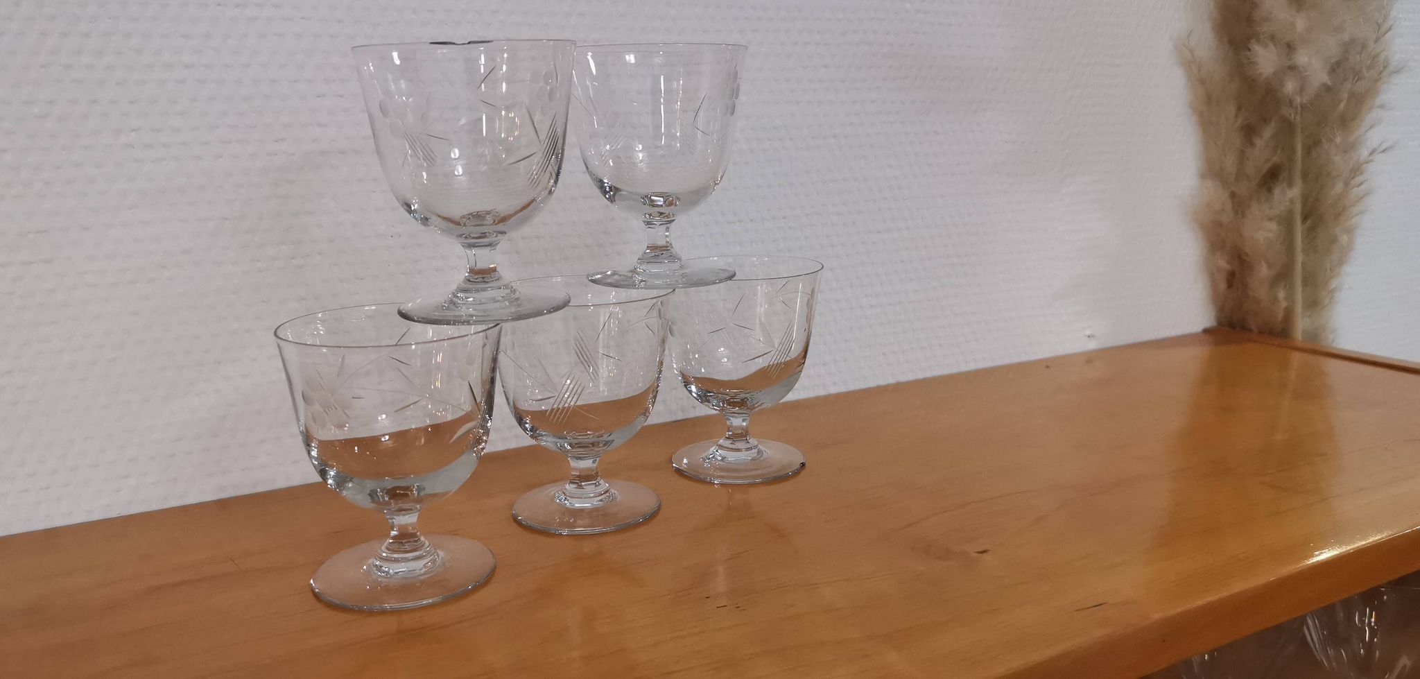 Ensemble vintage de 5 verres gravé sur pieds
