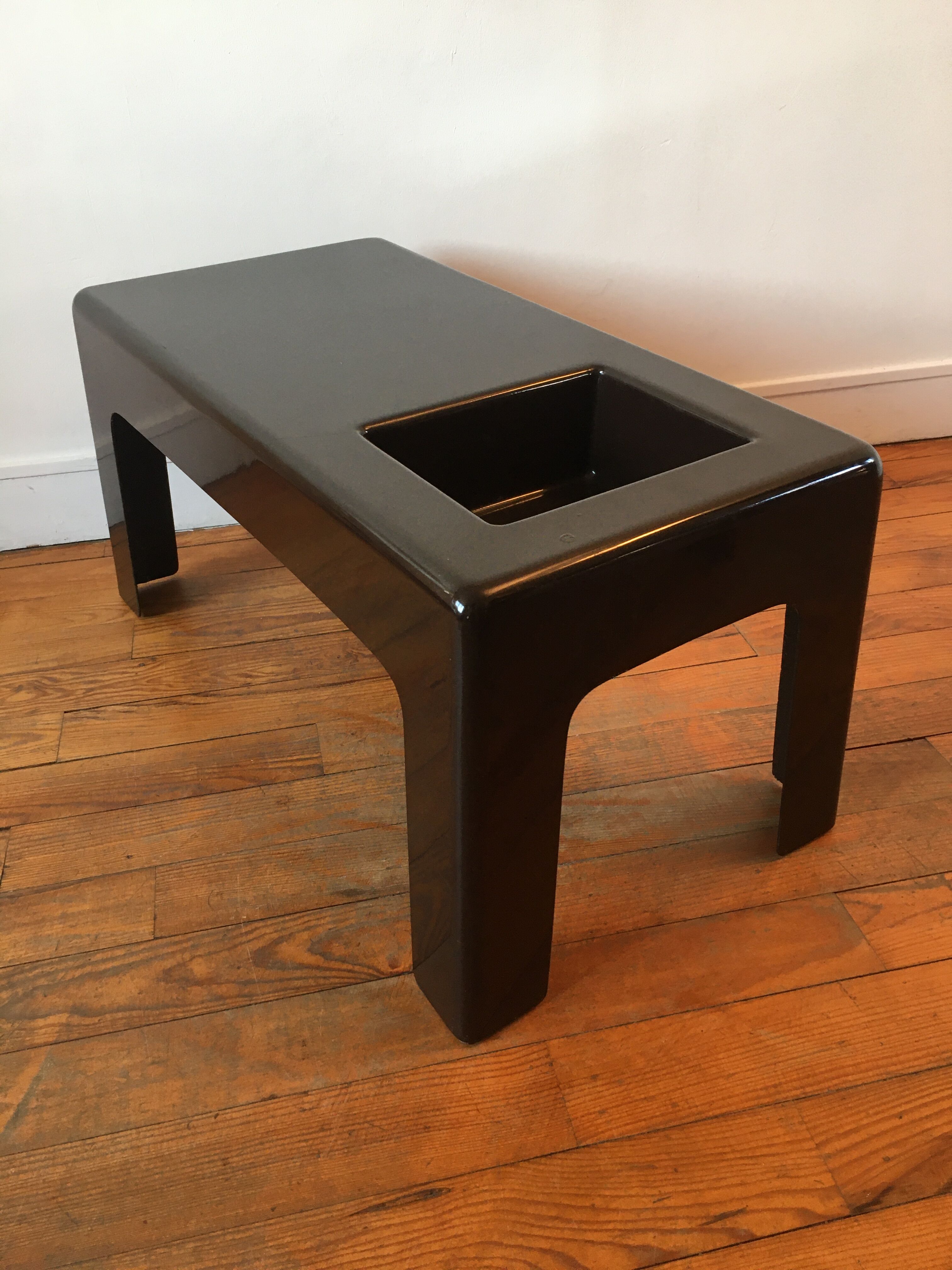 Kostka fiberglass coffee table
