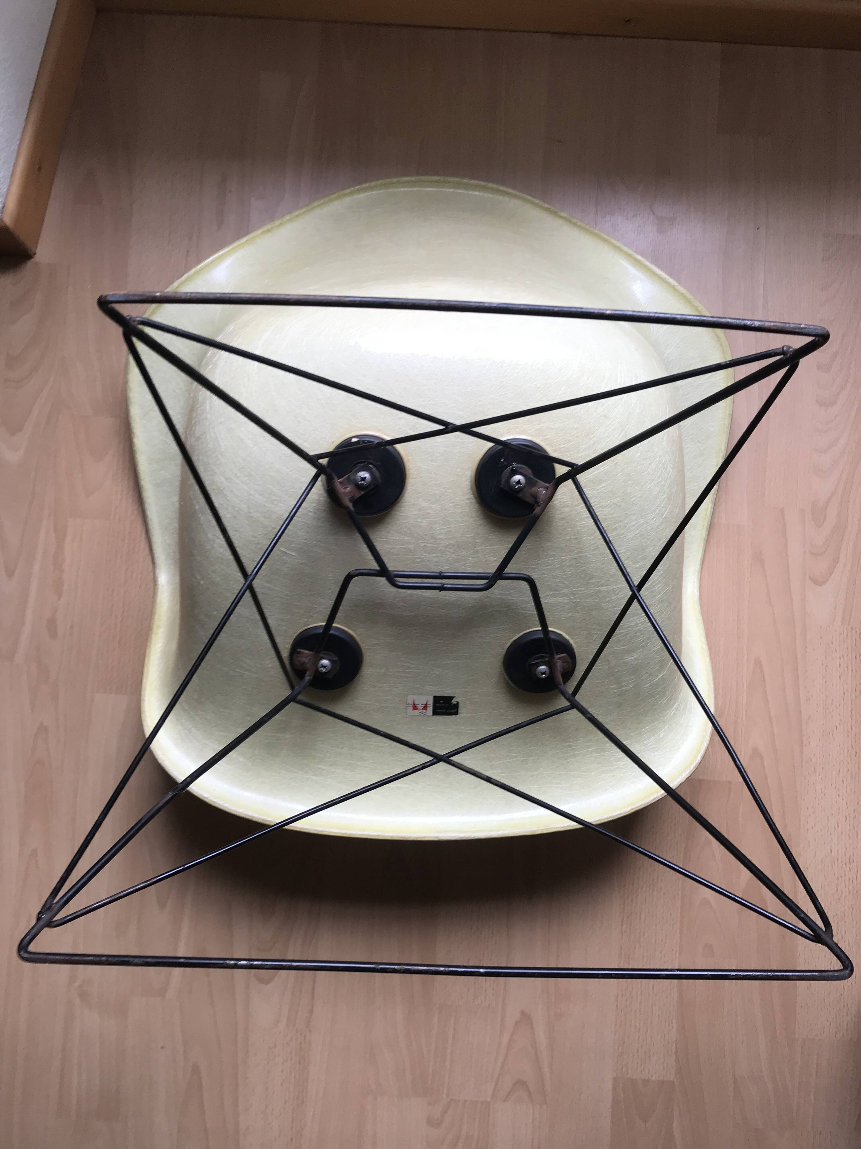 Armchair C&R Eames LAR