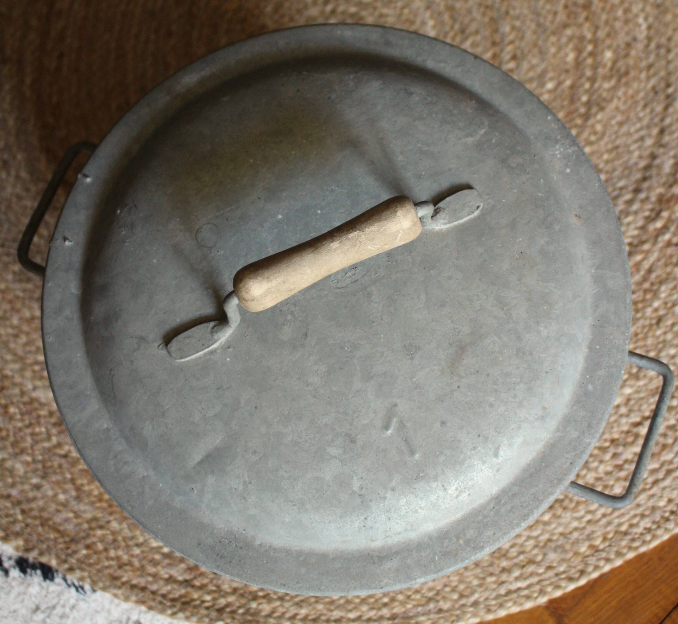 Medium round zinc basin with garden lid
