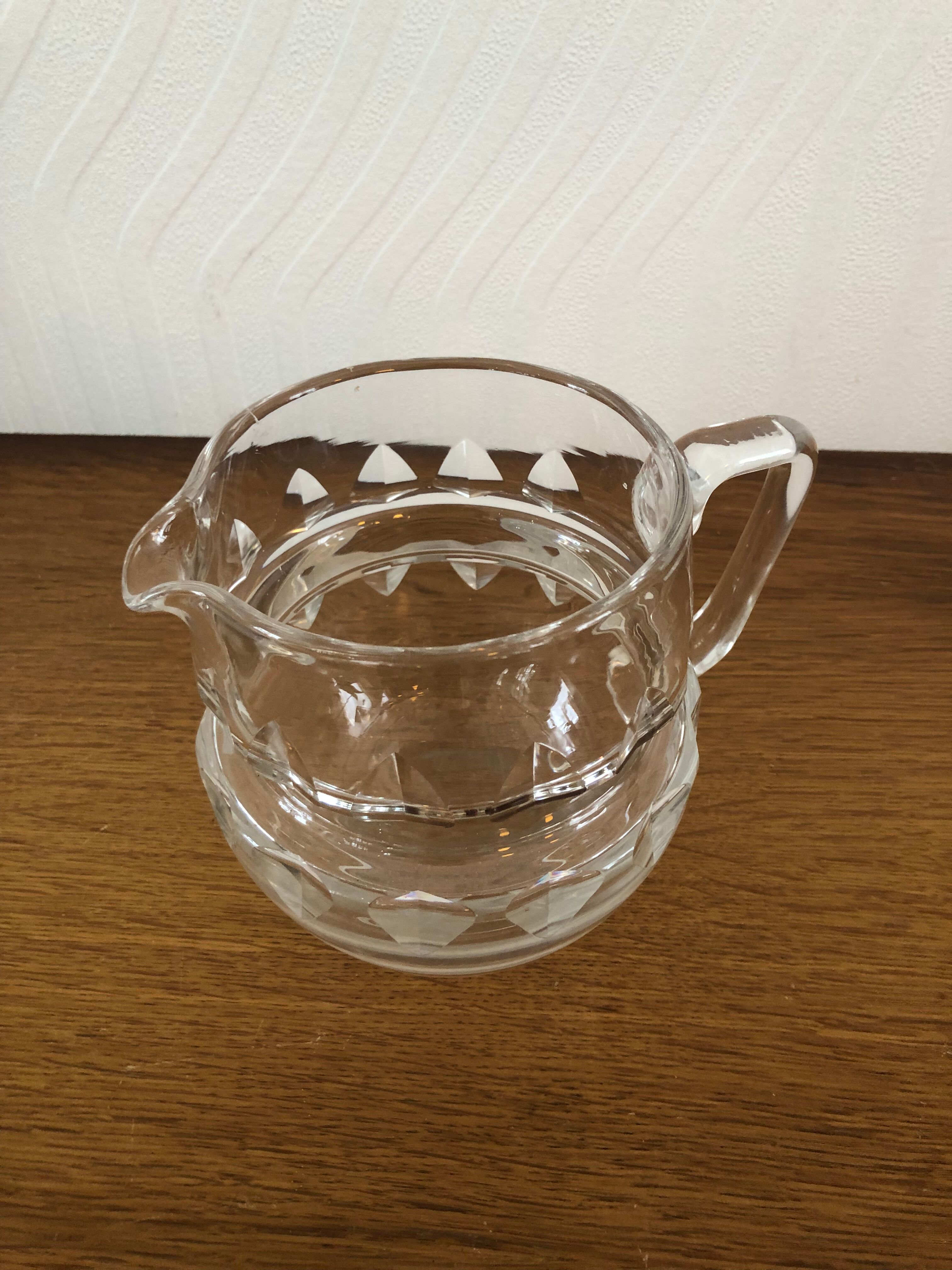 Cruche en verre taillé avec anse
