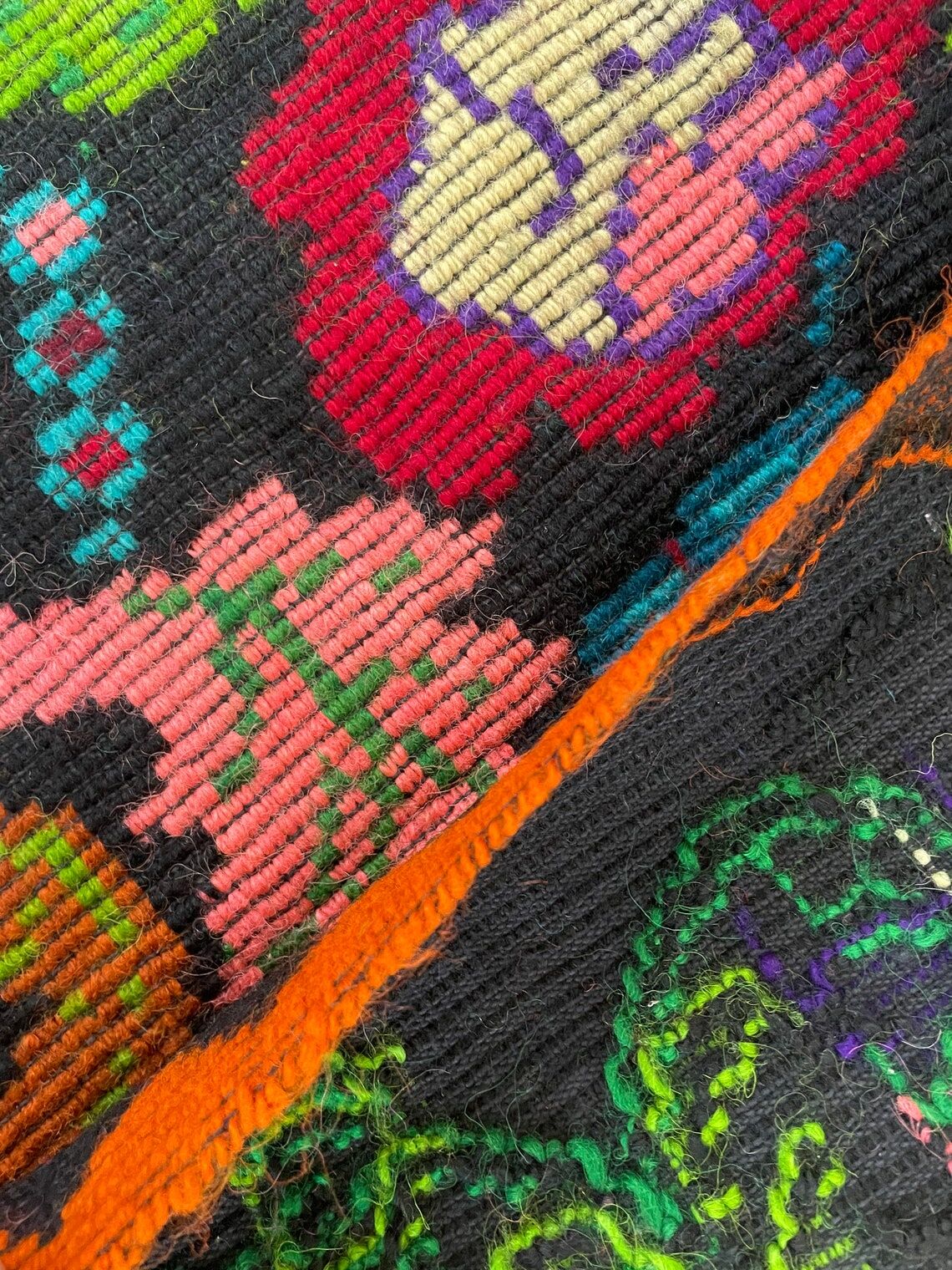 Vintage carpet in Romanian wool floral design and brown leaves 263x146cm