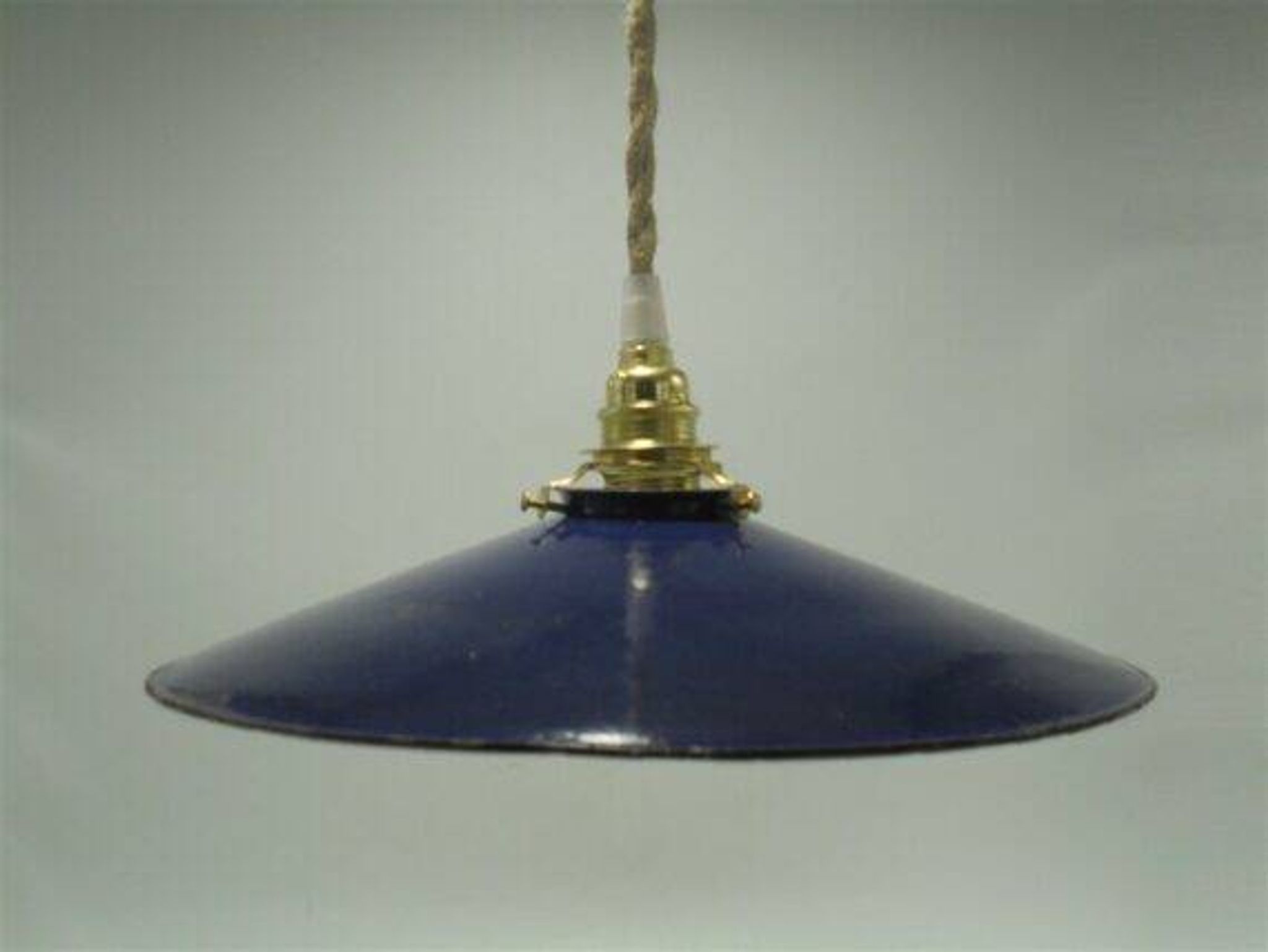 Suspension in blue enamelled sheet metal