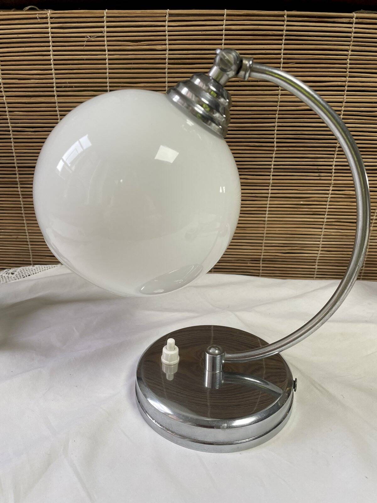 Lampe globe vintage métal chromé et opaline, à poser ou à fixer au mur