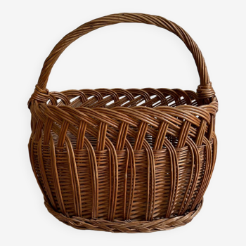 Oval wicker basket