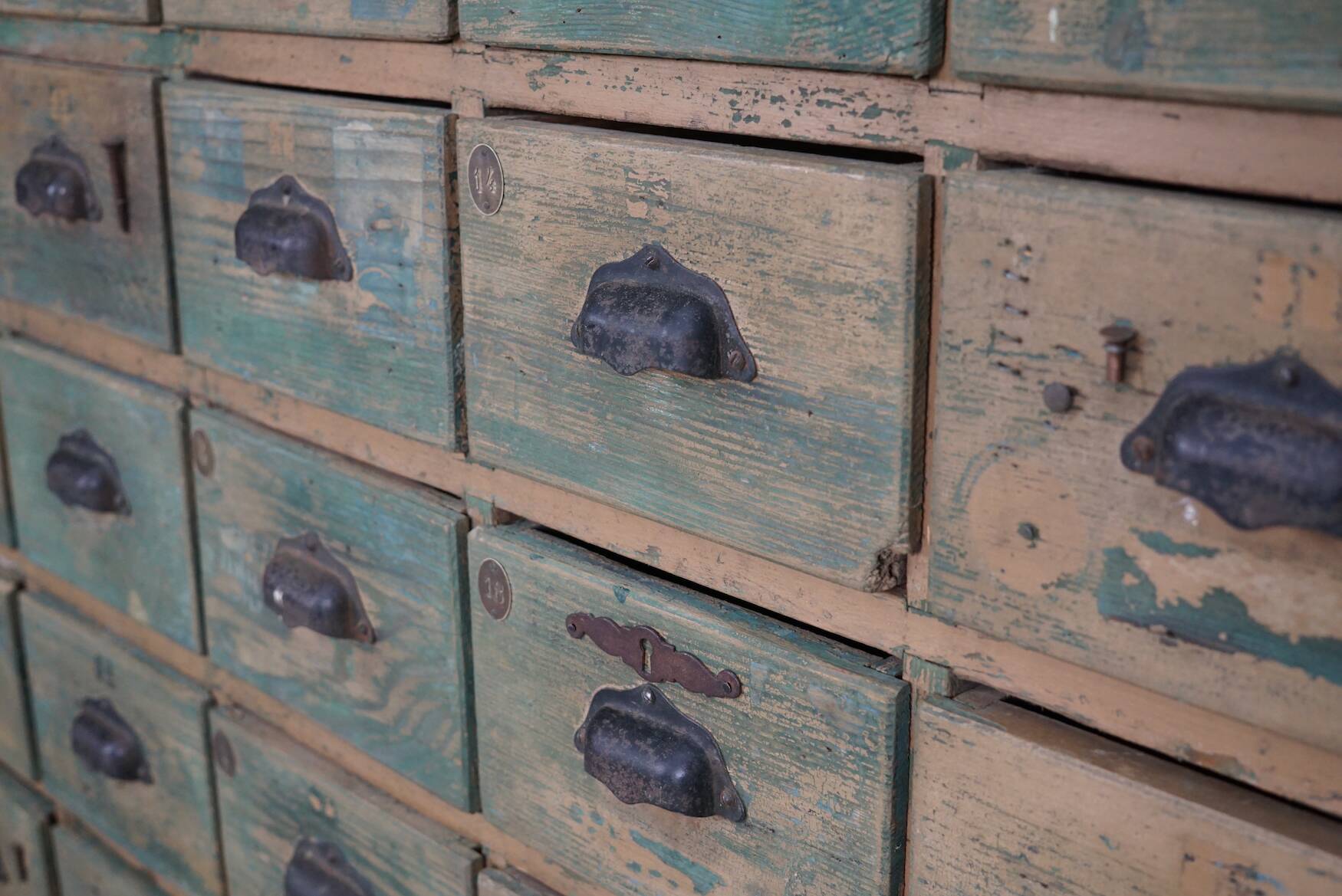 Meuble de quincaillerie industriel en pin peint, France années 1950