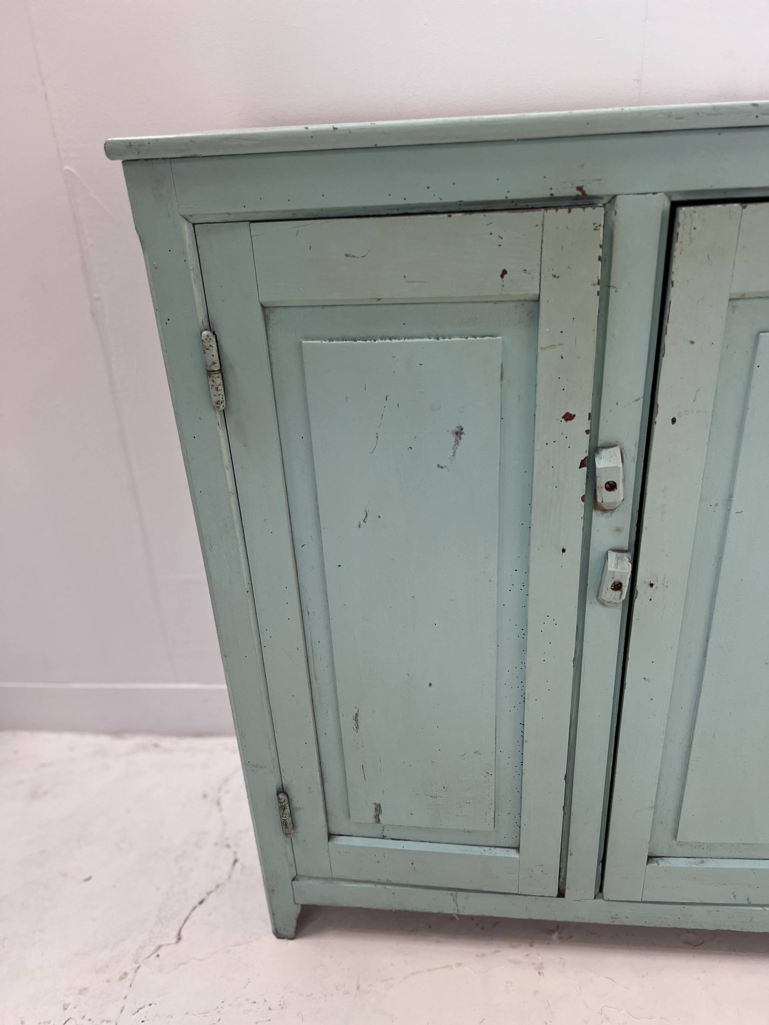 Buffet parisien de cuisine a trois portes en hêtre patiné XX siècle