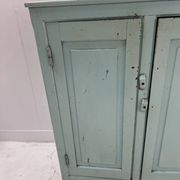 Buffet parisien de cuisine a trois portes en hêtre patiné XX siècle