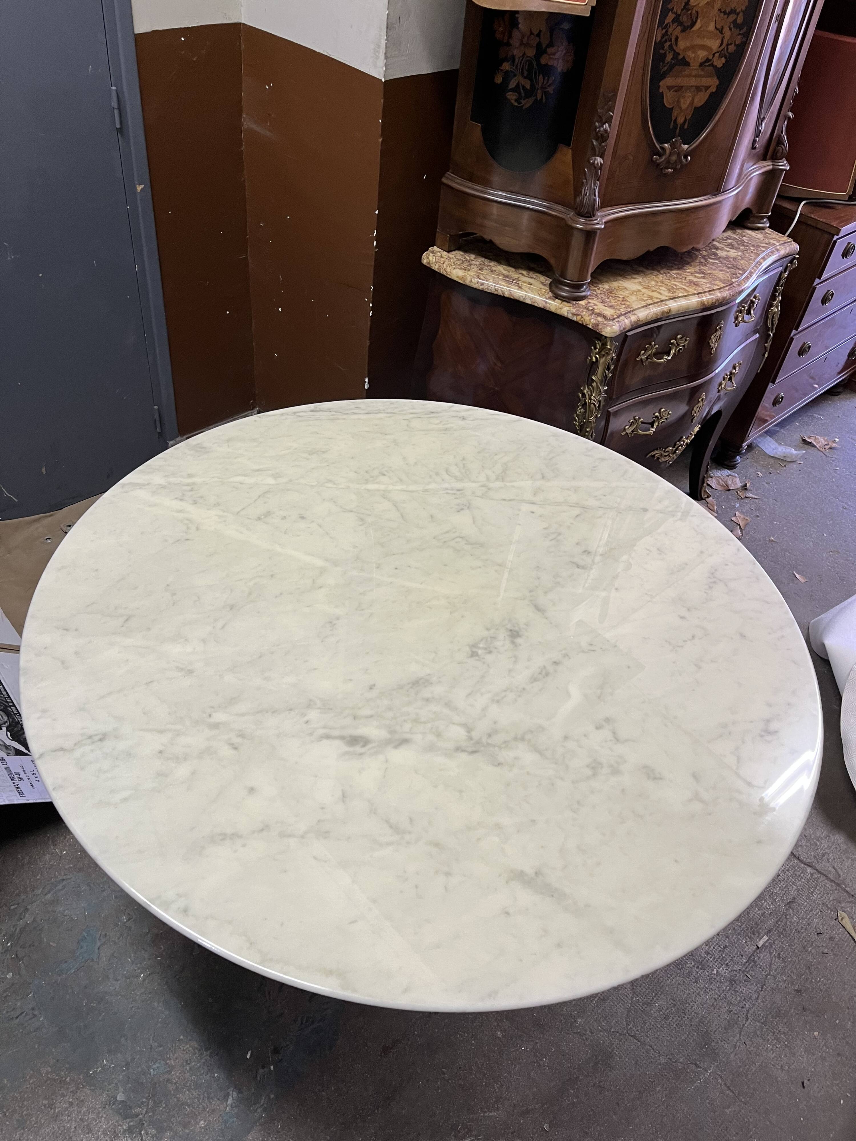 Marble round table by Ereo Saarinen , Knoll edition