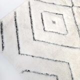 Moroccan Berber carpet Beni Ouarain ecru with black diamonds engraved 300x203cm
