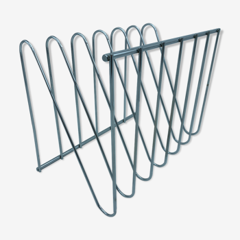 Chrome metal Z magazine rack