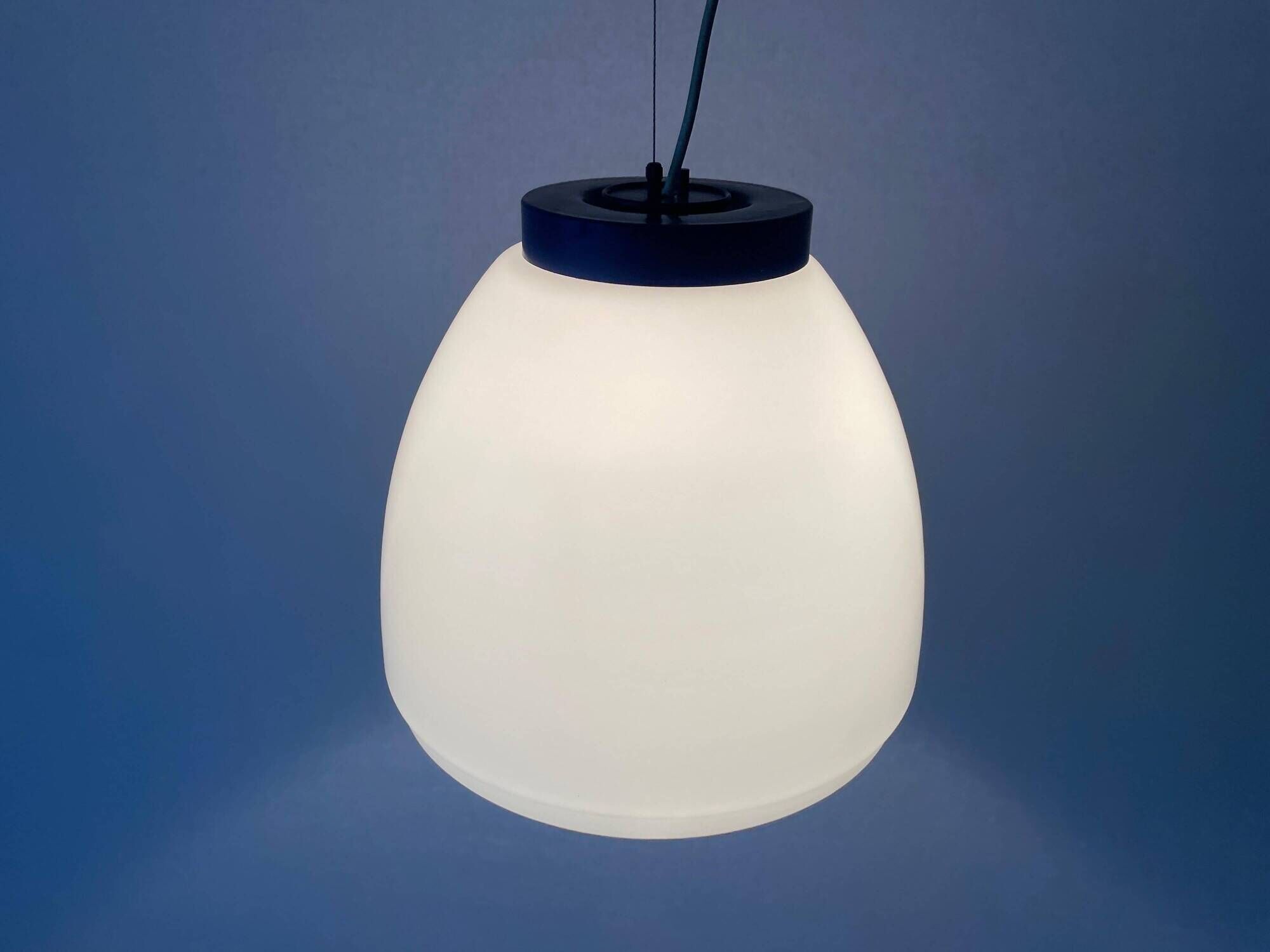 Suspension du milieu du siècle en verre blanc avec dessus bleu foncé, années 1960, Italie