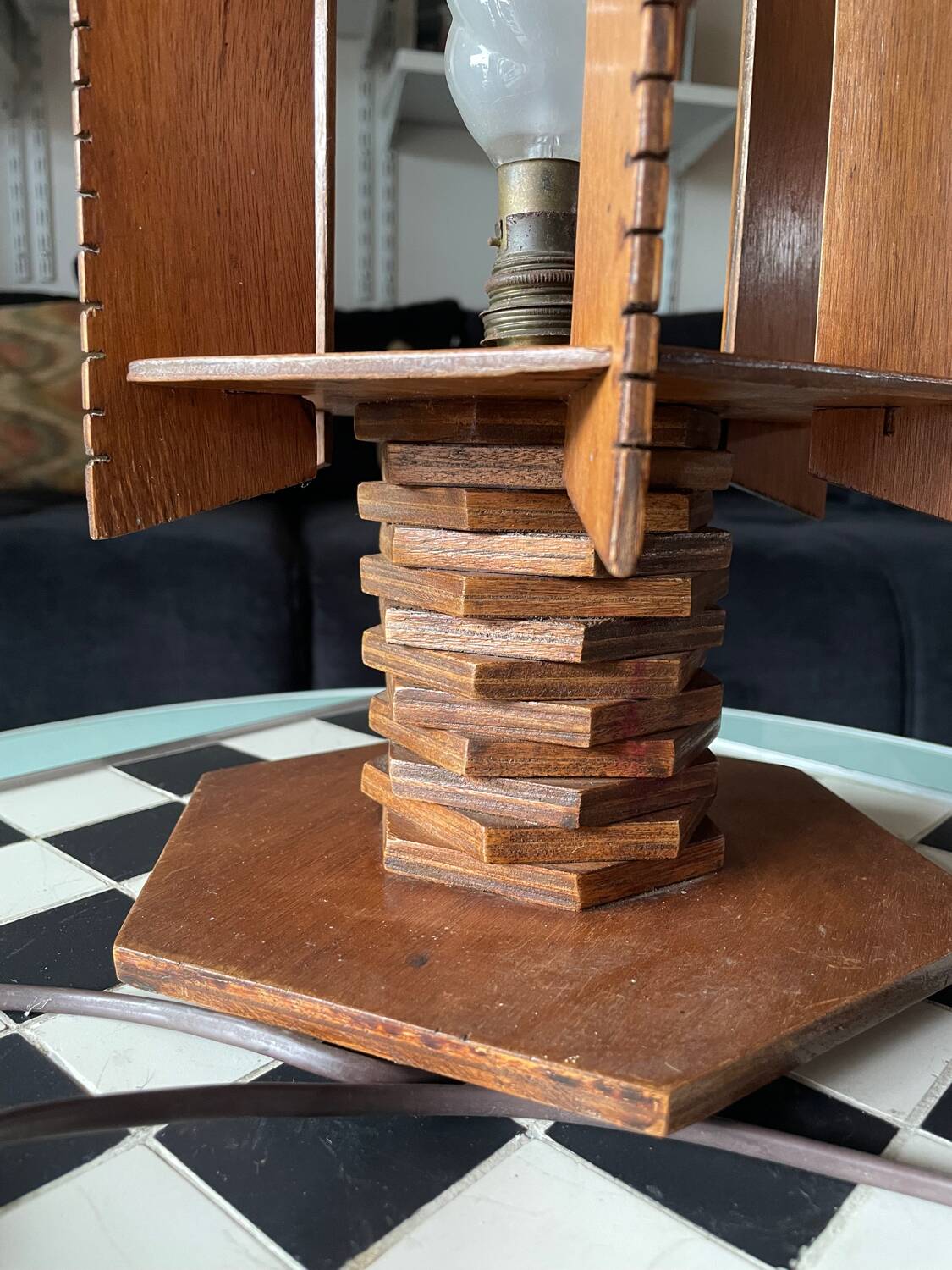 Lampe moderniste en bois - création d’ébénisterie artisanale 70’s