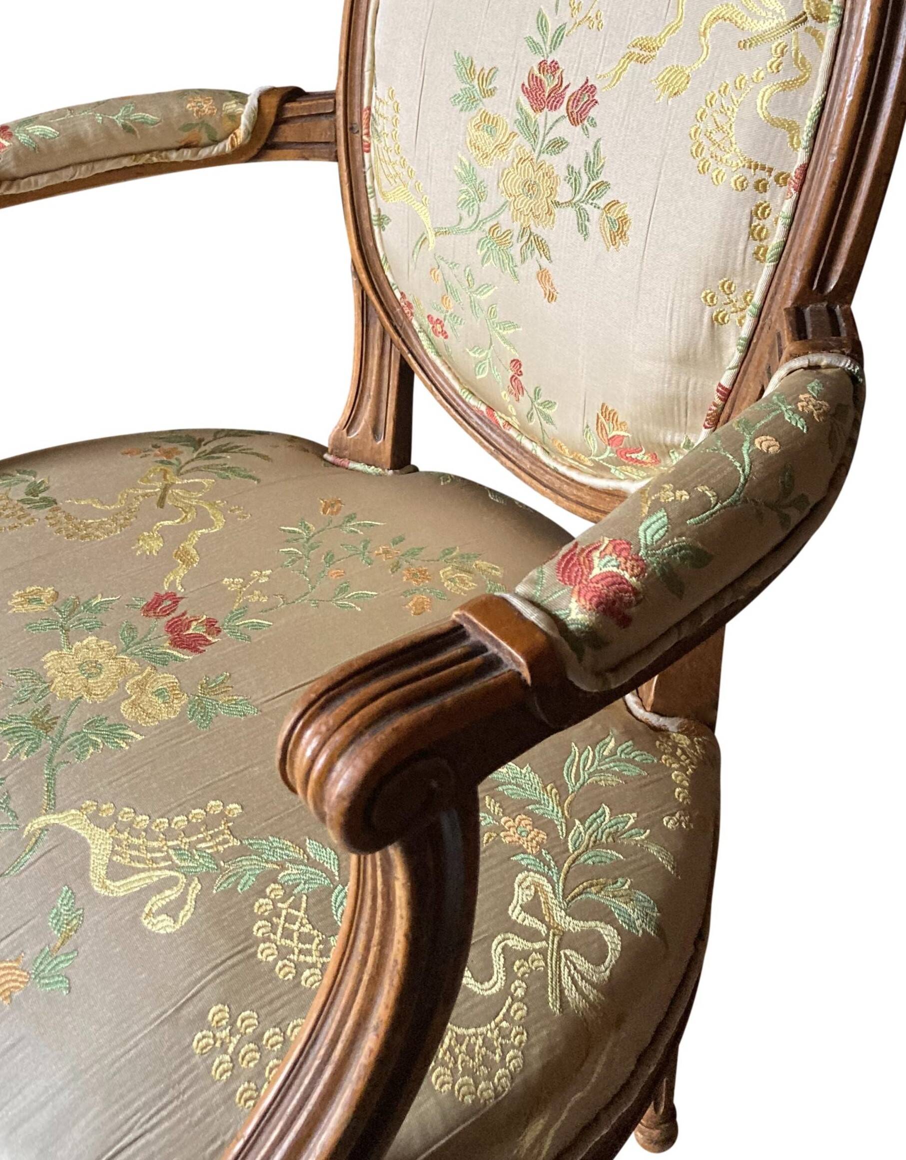Paire de fauteuils Louis XVI en soie