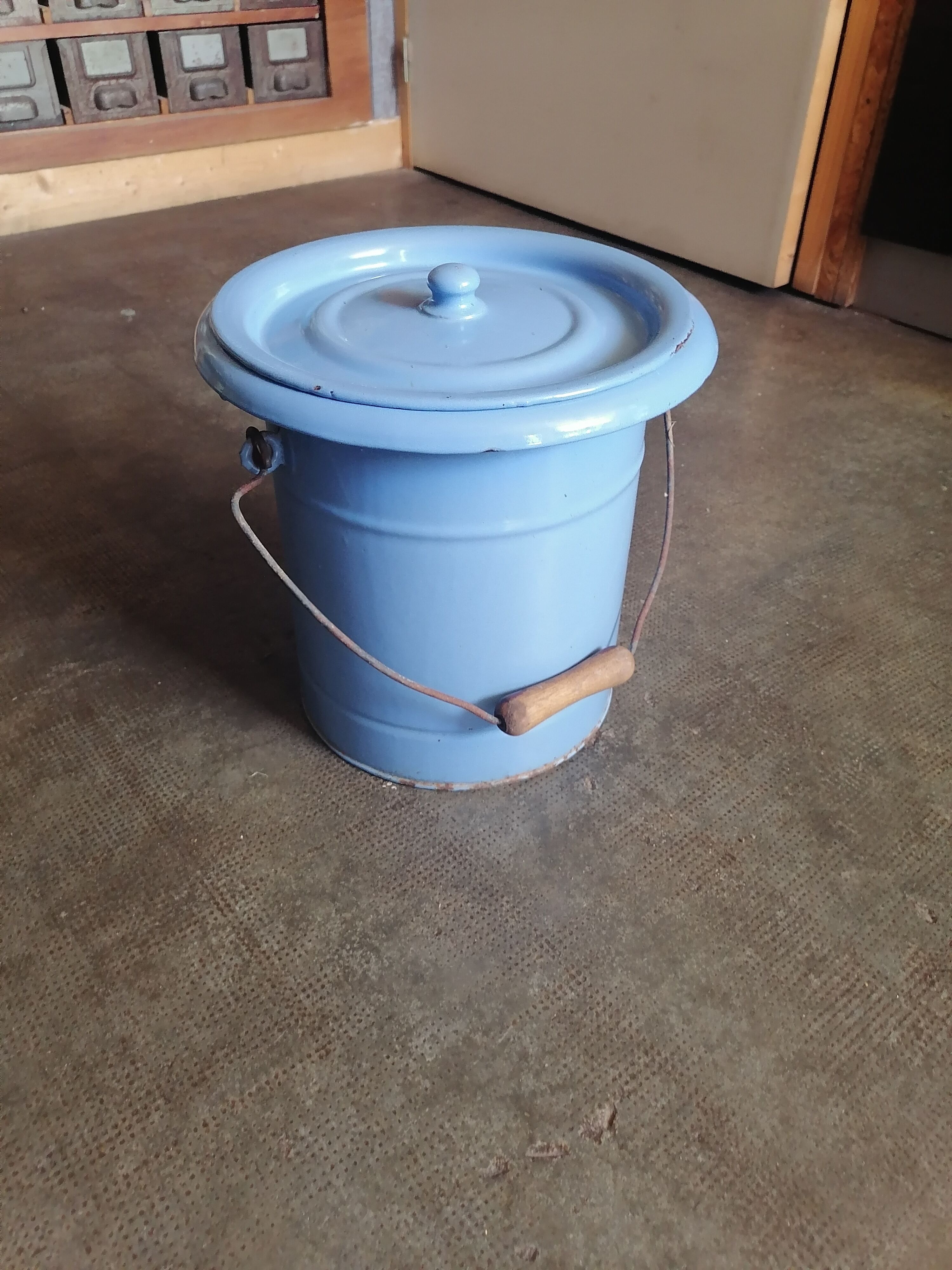 Bucket of ease 1900 enamelled chamber pot