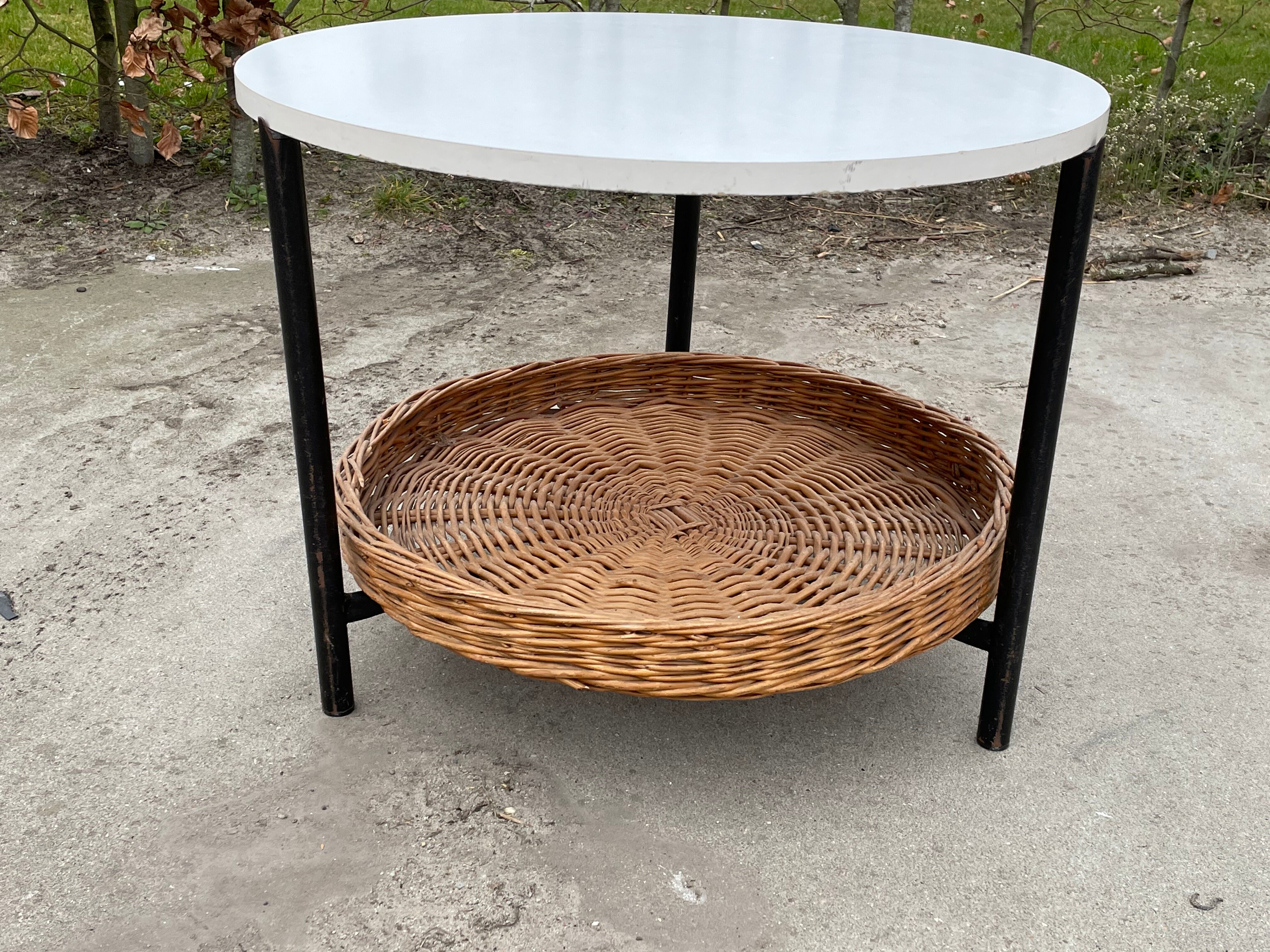 Modèle compact de table basse vintage avec panier de magazine