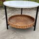 Modèle compact de table basse vintage avec panier de magazine