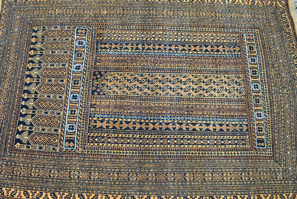 Authentic 1950 Persian rug with fine 135cm x 96cm motifs