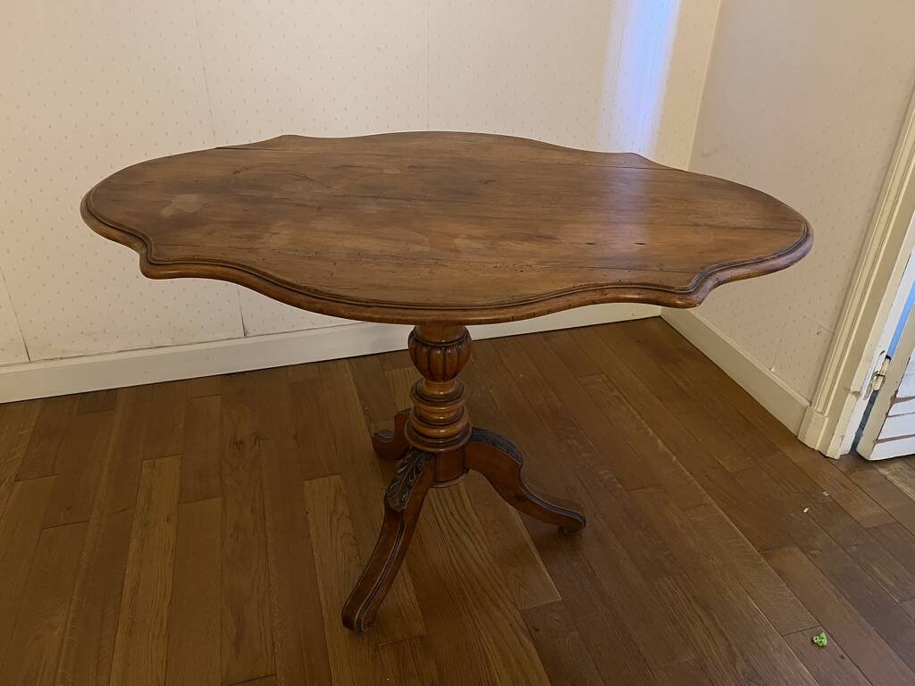 Oval pedestal table