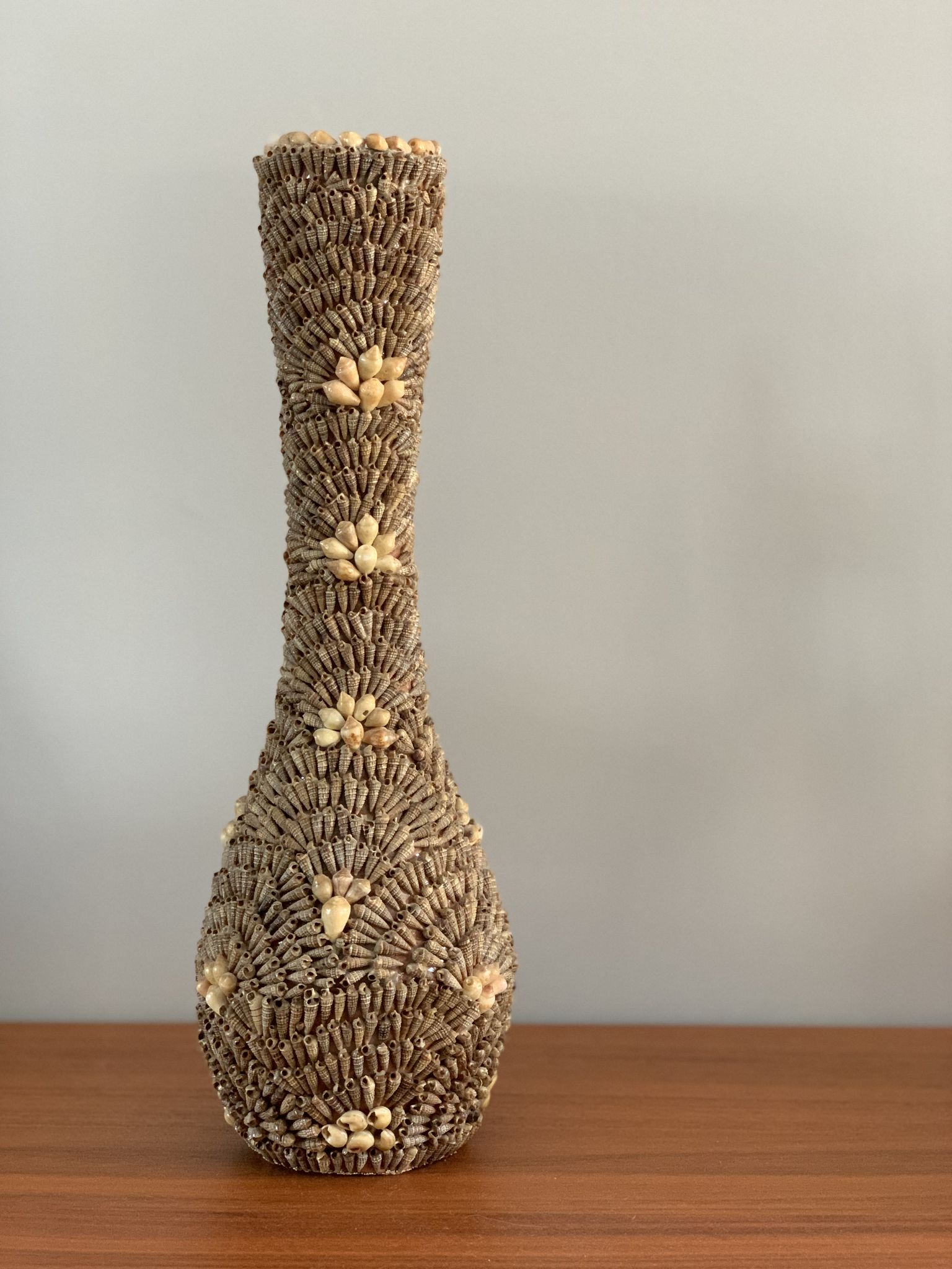 Vase années 60 coquillages collés