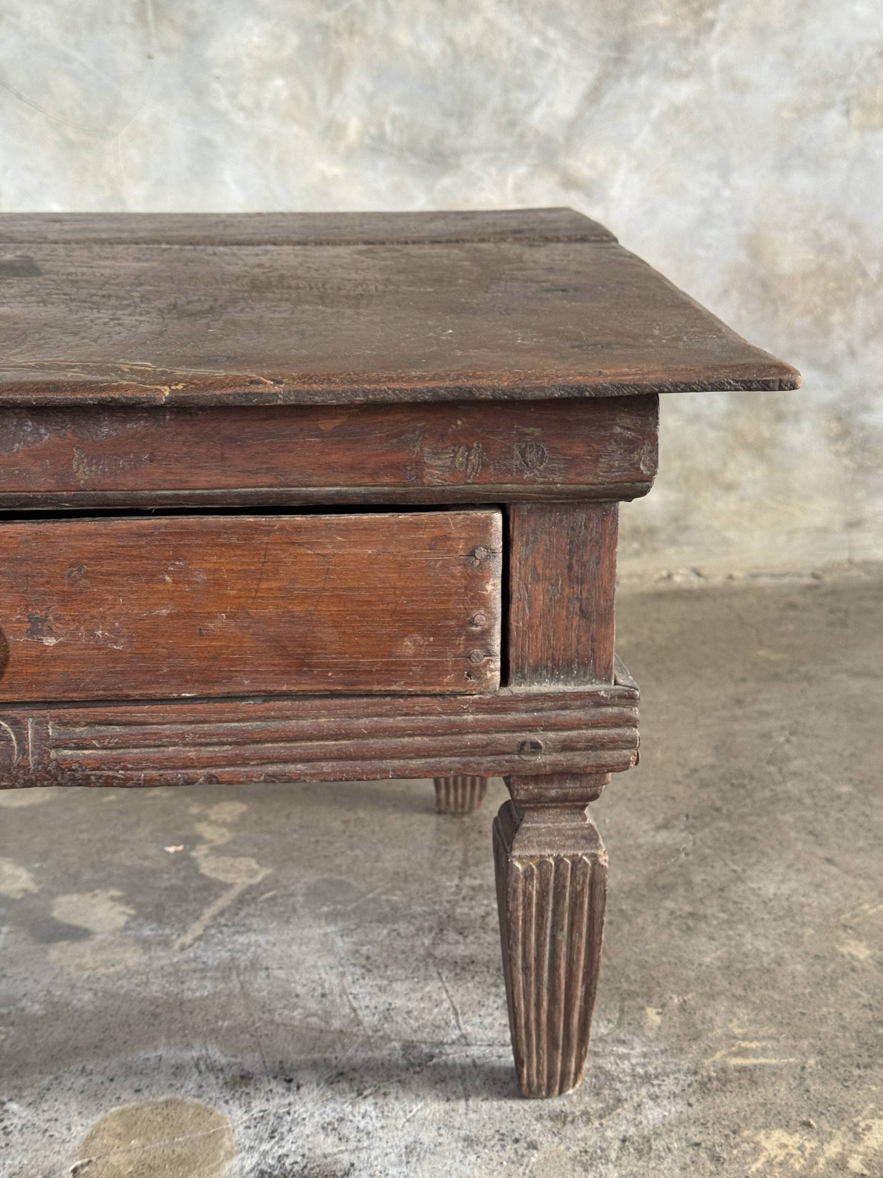 Petit écritoire table basse ancienne indonésienne en teck H33 40,5x55