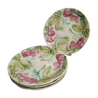 Ensemble de 4 assiettes en barbotine de Onnaing à décor de fraises, 21 cm