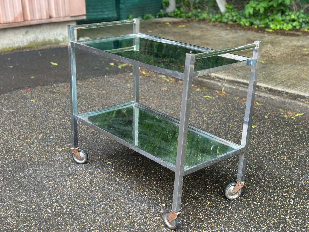 Vintage rolling bar from the 1970s in chrome metal and mirror.