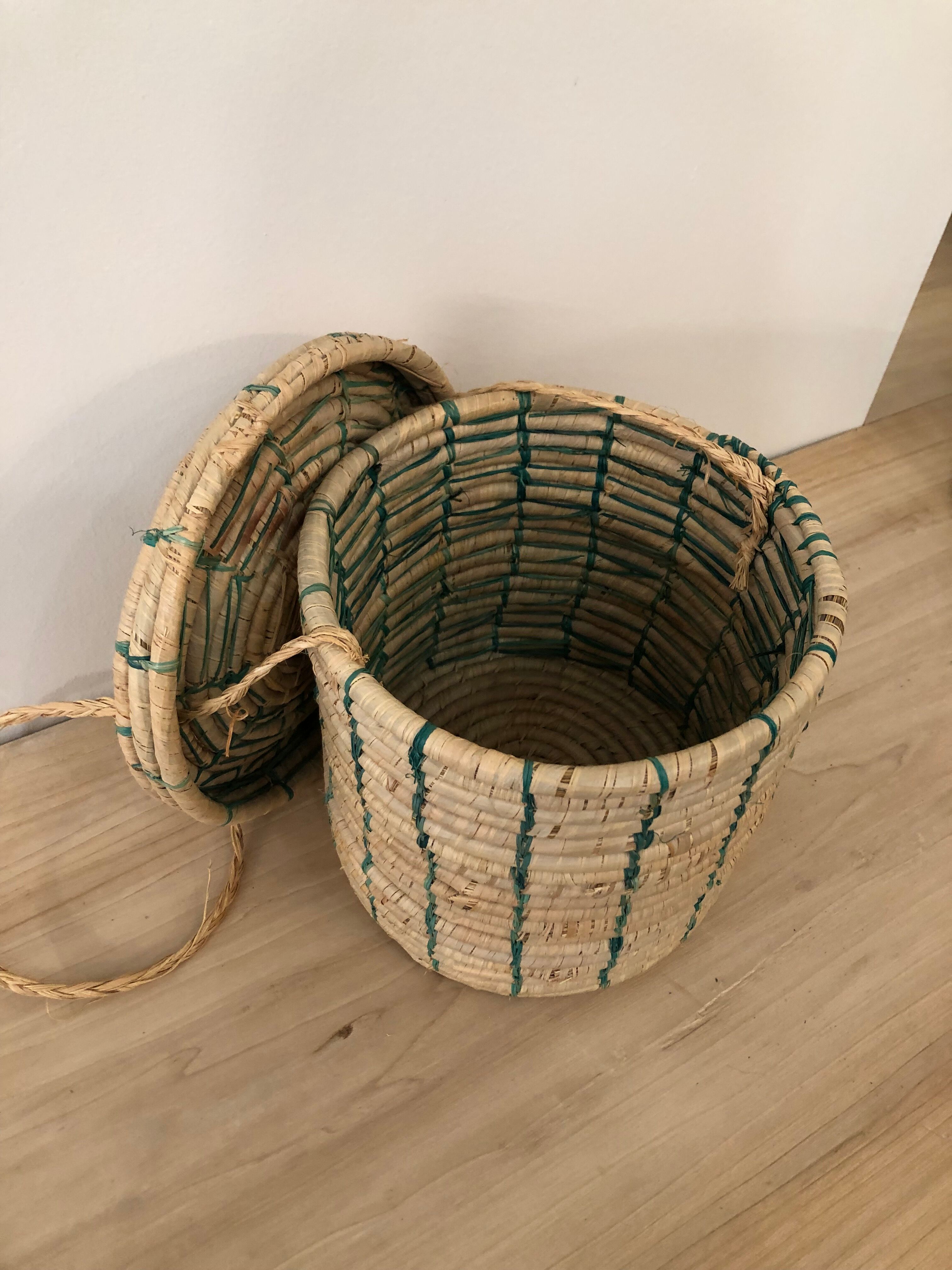 Wicker basket to hang