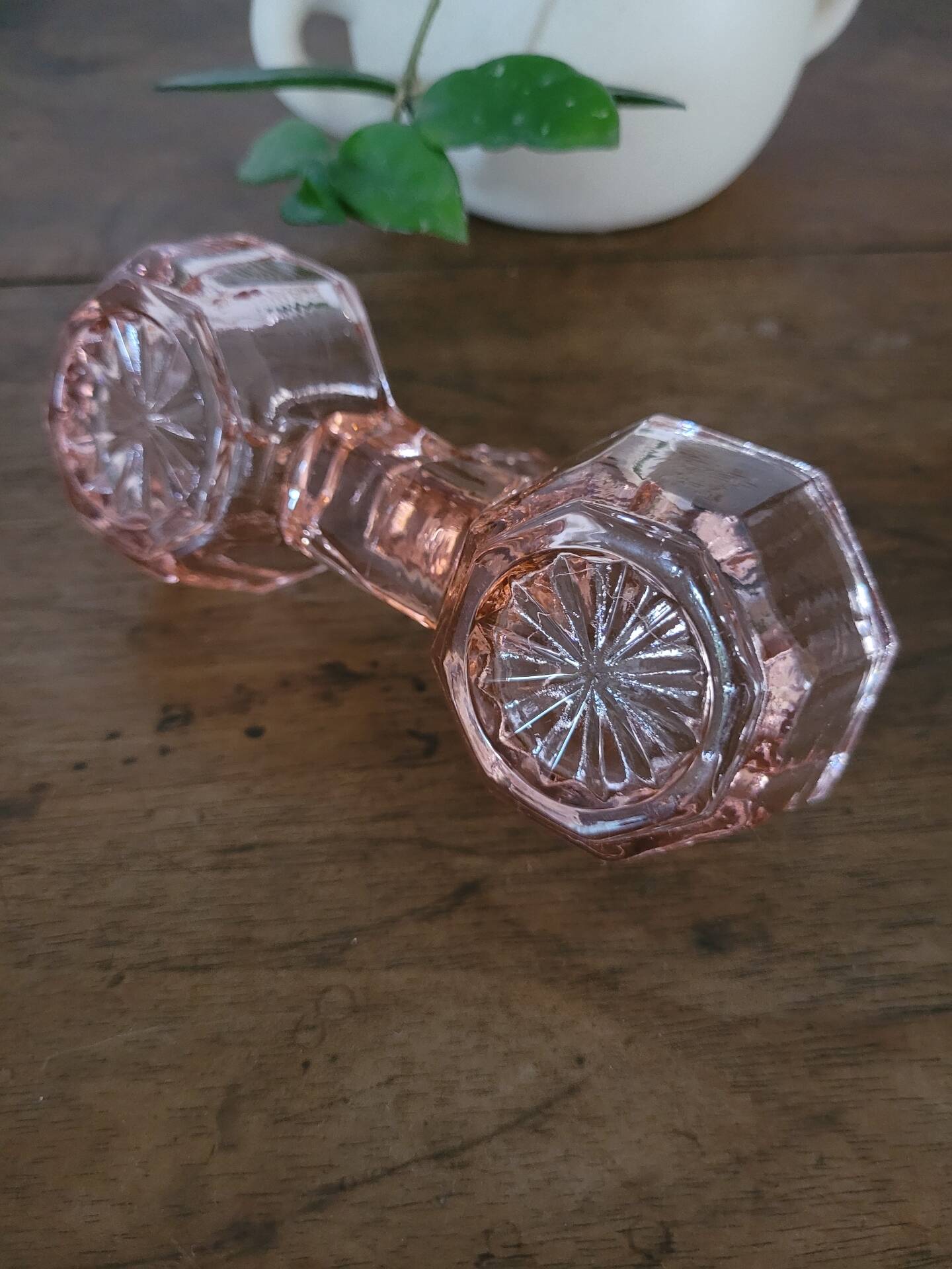 Saleron en verre rose moulé