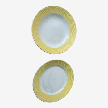 Deux plats en faïence jaune et blanc motifs tressage en relief vintage