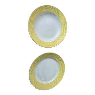 Deux plats en faïence jaune et blanc motifs tressage en relief vintage