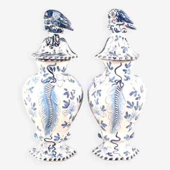 Delft Paire de pots couverts en faïence en camaïeu blanc bleu