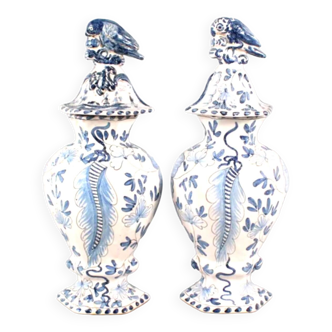 Delft Pair of covered earthenware pots in white blue monochrome