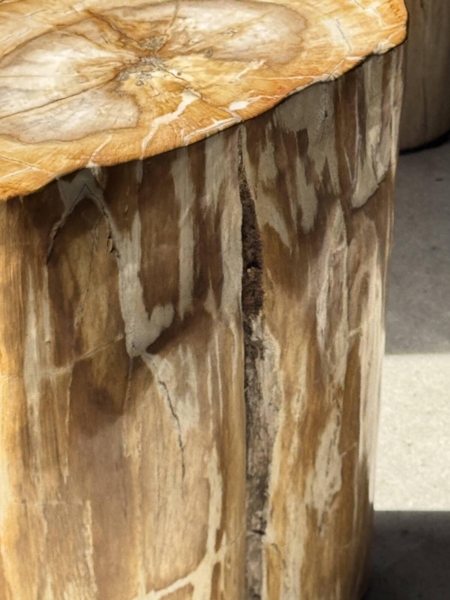 Table d'appoint en bois pétrifié orange doré et blanche ovale H46 D38 - 333