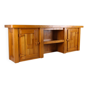 Grand buffet brutaliste