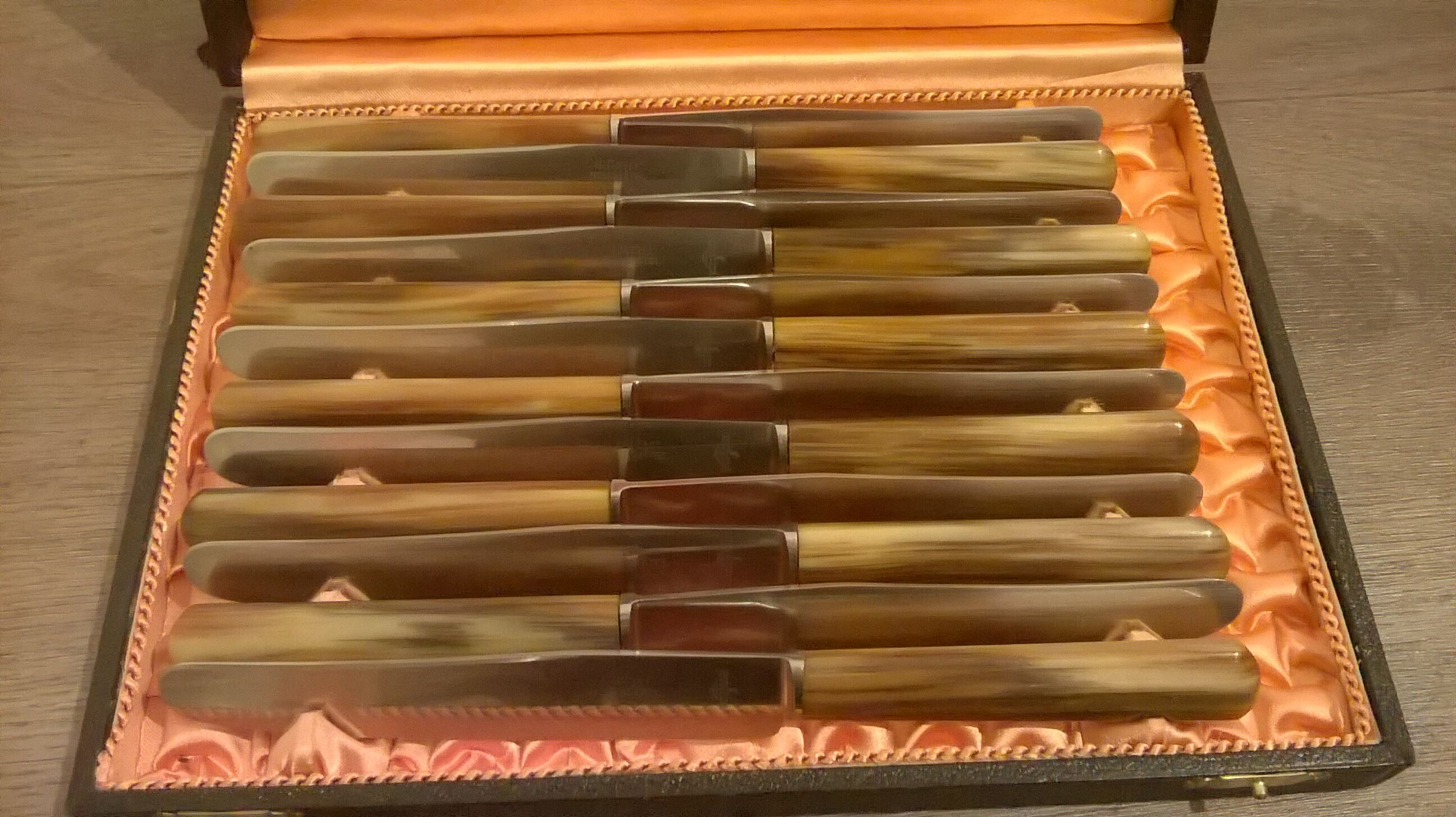 Coffret 12 couteaux Lüthi Neuchâtel