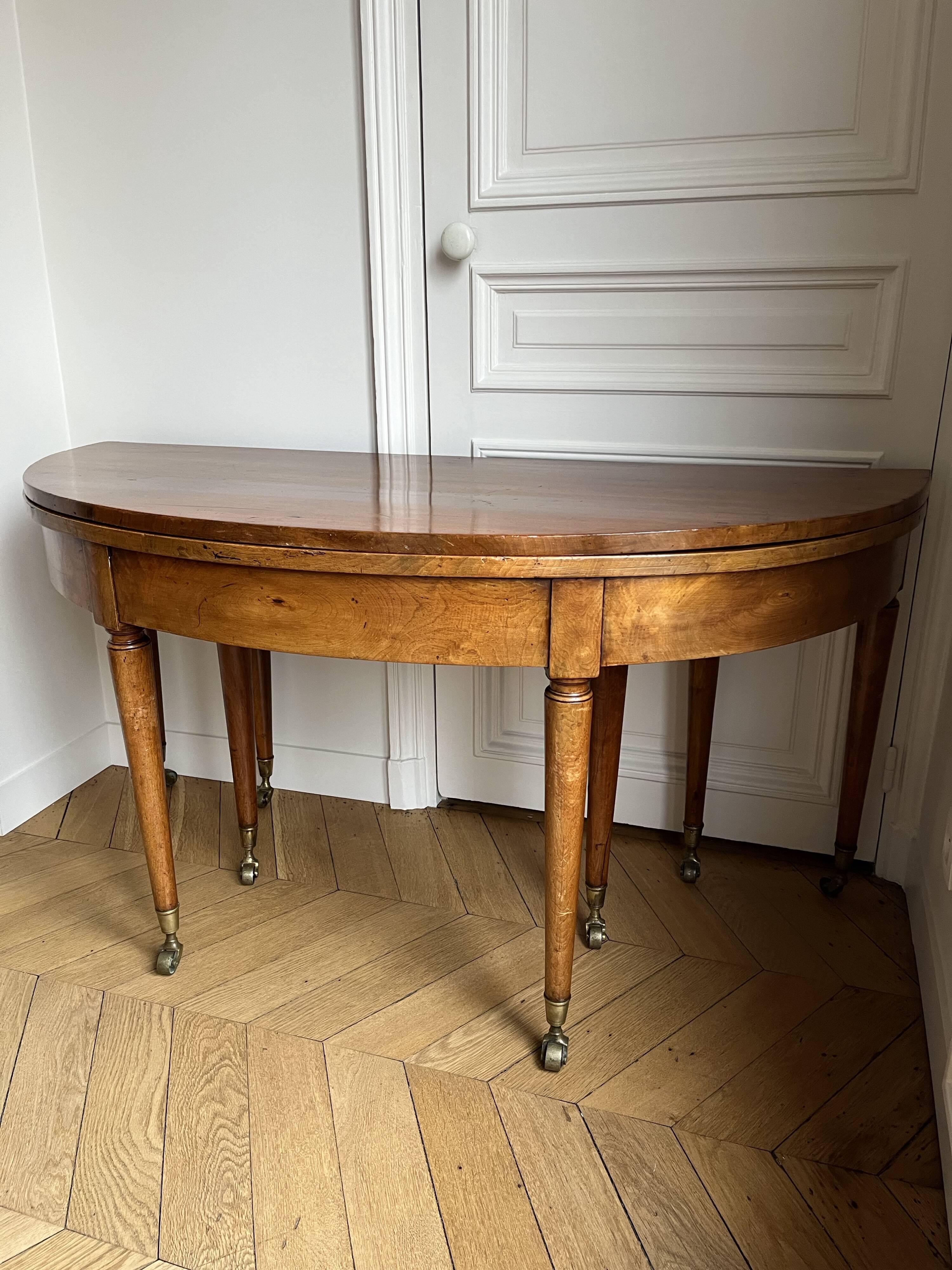 Large oval table from the early 19th century in walnut, 3.17m with extensions.