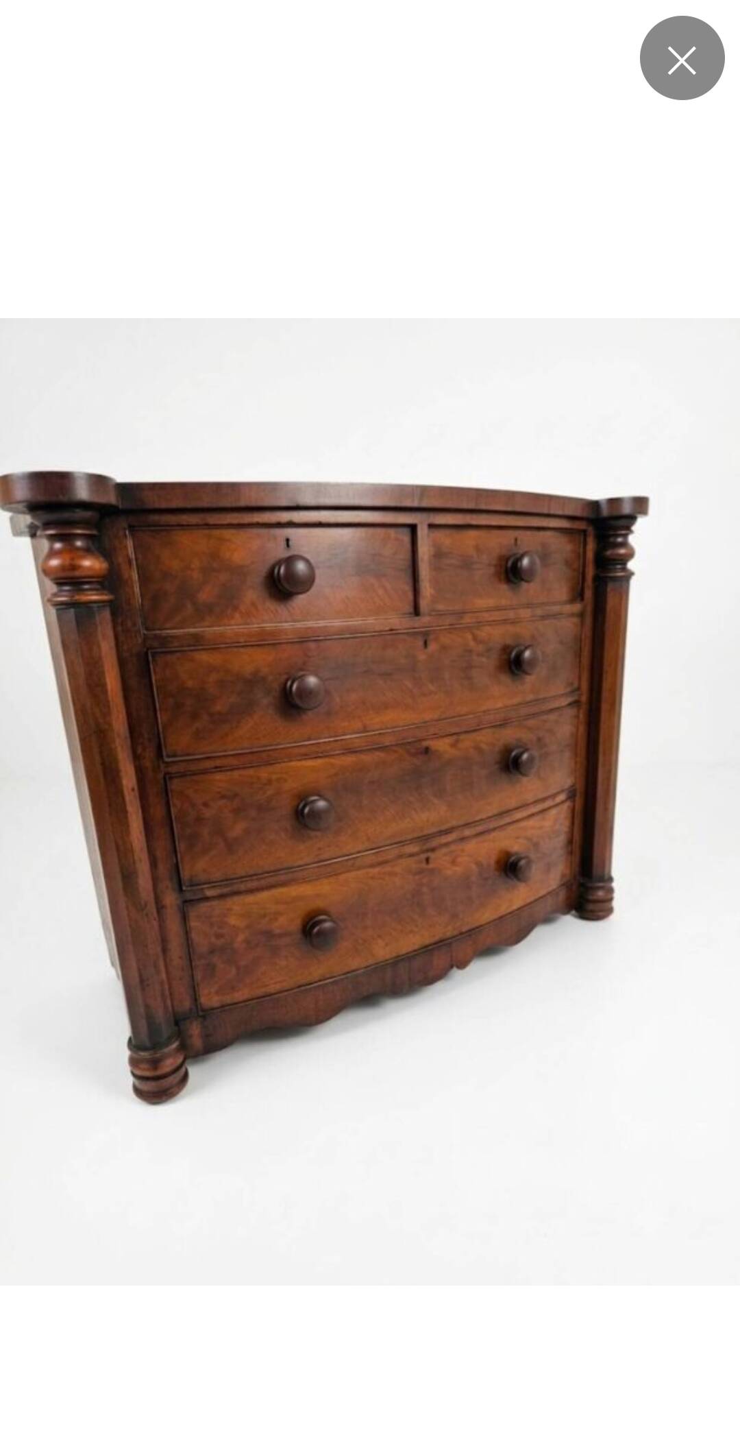 Commode galbée ancienne en acajou