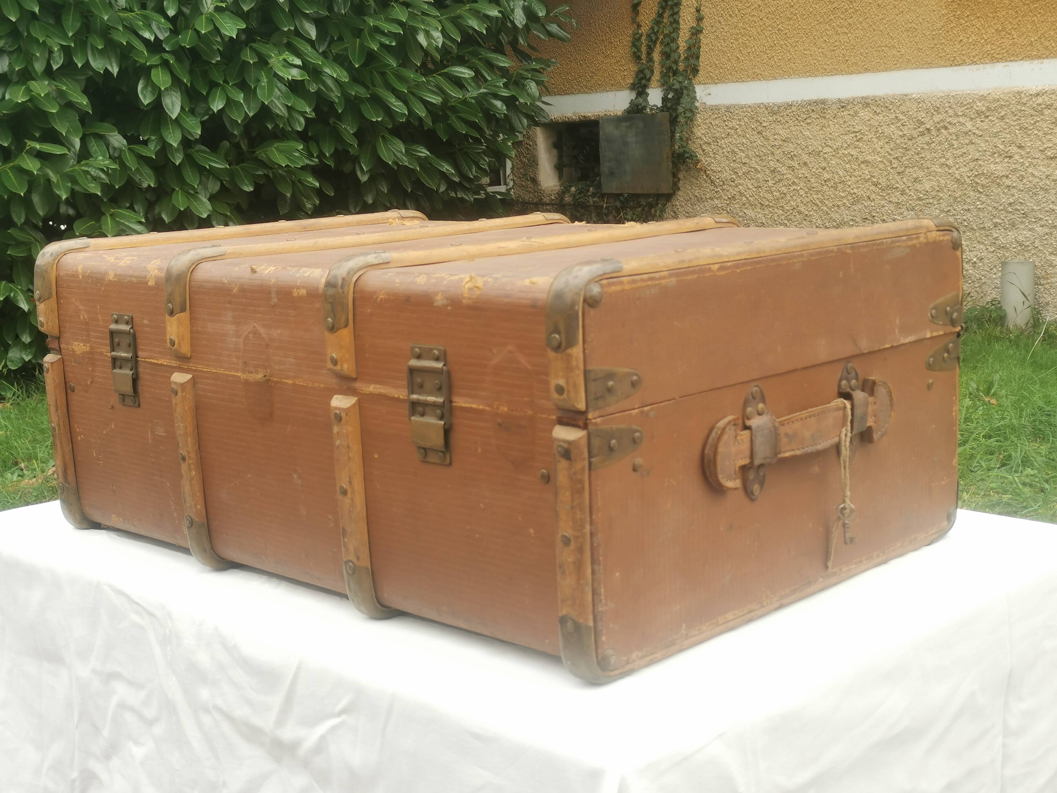 Vintage trunk "la panthere" in lyon