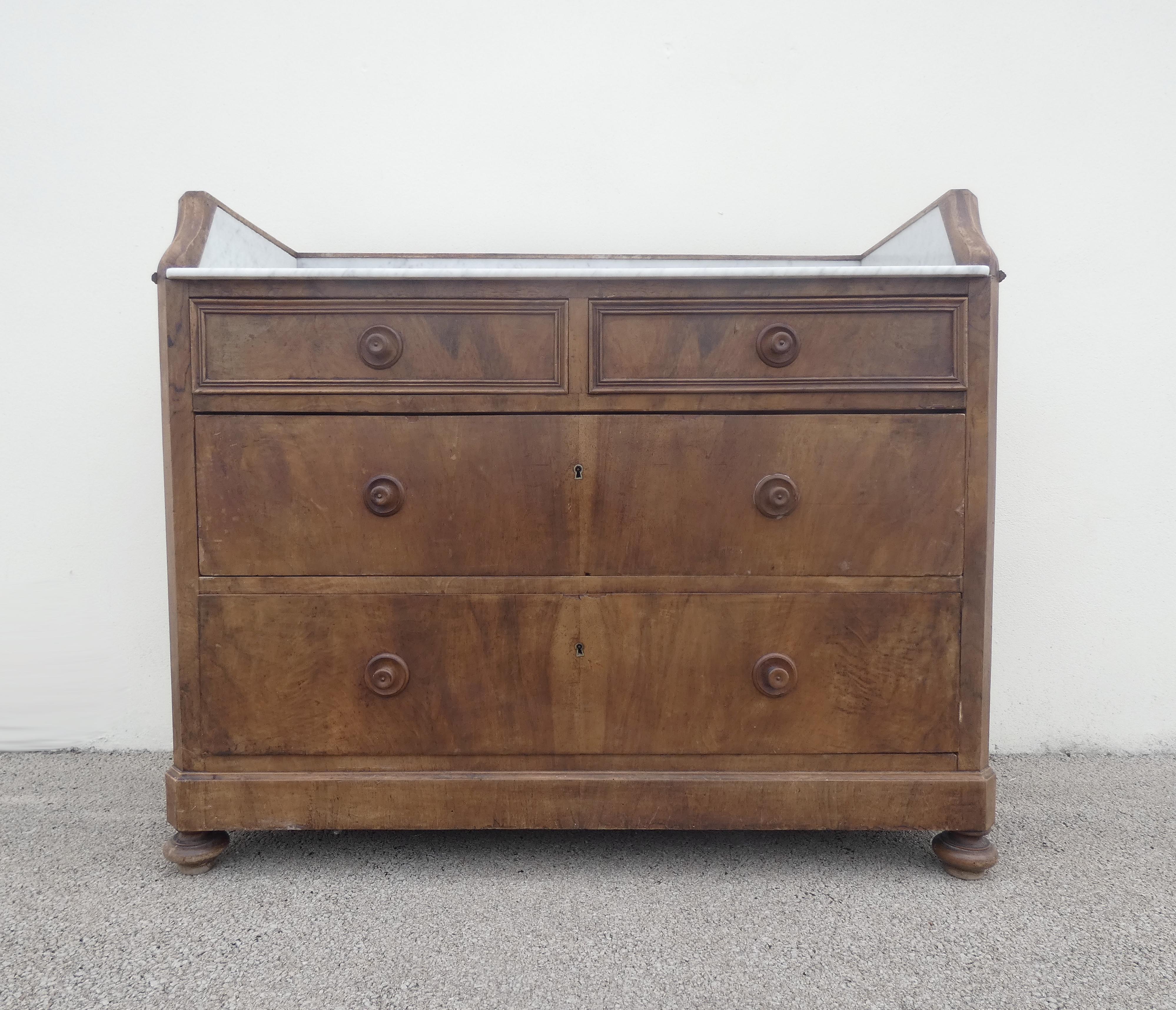 Ancienne commode en bois et marbre
